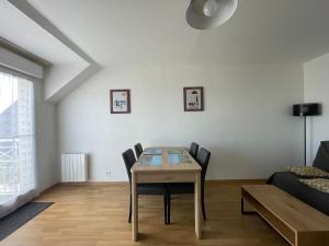 Appartements L'air marin Apt avec belle terrasse vue degagee sejour lumineux 10 mn a pied mer et centre Port en Bessin, tous commerces et restaurants, proche Bayeux et Omaha Beach : photos des chambres