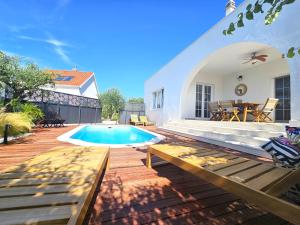 The Three Flowers Pool House