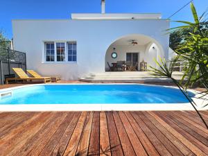 The Three Flowers Pool House