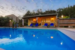 Green Family Villa - Antipernoí