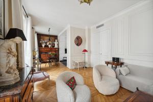 Veeve - Transcendent on the Trocadéro