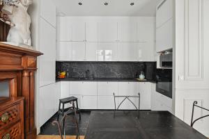 Veeve - Transcendent on the Trocadéro