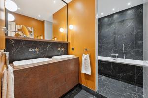 Veeve - Transcendent on the Trocadéro