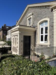 Hampton Hall - Wonderful Converted Home in Redland