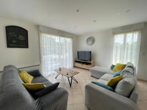 Maisons de vacances Saint Ho Mer Maison lumineuse vue mer 8 pers 4 chambres 2 sdb 2 WC etage renove en 2025 belle terrasse grand jardin clos parking 8 mn a pied petite plage grand jardin pres de Port en Bessin, Bayeux et plage Omaha beach : photos des chambres