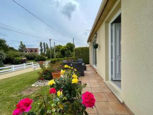 Maisons de vacances Saint Ho Mer Maison lumineuse vue mer 8 pers 4 chambres 2 sdb 2 WC etage renove en 2025 belle terrasse grand jardin clos parking 8 mn a pied petite plage grand jardin pres de Port en Bessin, Bayeux et plage Omaha beach : photos des chambres