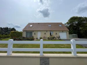 Maisons de vacances Saint Ho Mer Maison lumineuse vue mer 8 pers 4 chambres 2 sdb 2 WC etage renove en 2025 belle terrasse grand jardin clos parking 8 mn a pied petite plage grand jardin pres de Port en Bessin, Bayeux et plage Omaha beach : photos des chambres