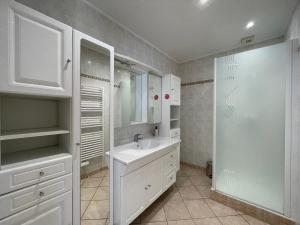 Maisons de vacances Saint Ho Mer Maison lumineuse vue mer 8 pers 4 chambres 2 sdb 2 WC etage renove en 2025 belle terrasse grand jardin clos parking 8 mn a pied petite plage grand jardin pres de Port en Bessin, Bayeux et plage Omaha beach : photos des chambres
