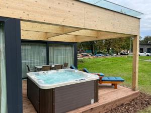 Luxusní tyrolský chalet s vířivkou v parkhotelu Villa Resort & Organic Spa