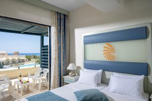 Family room with Sea View room in Sunshine Crete Beach