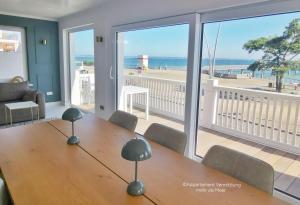 Ferienhaus Urban Fewo Beletage 2 bis 6 Personen mit Panorama Meerblick WLAN gegenüber vom Strand
