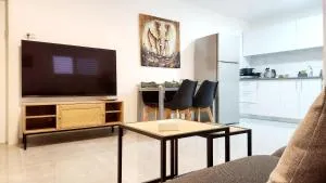 MNH House - 1 BedRoom Apartment with Patio and Utility Room - Ramat HaSharon