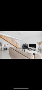 Calme et vert à 10 min de Paris, dans une résidence familiale et surveillée, 6 personnes avec sa place de parking et son jardinet Pas de fêtes