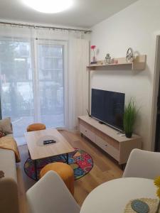 Apartament Colorful 2 pokojowy z małym ogródkiem w Warszawie