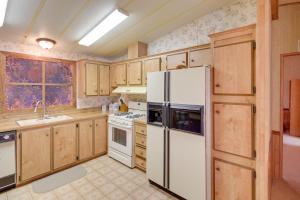 Bullhead City Home with Fire Pit - Walk to CO River!