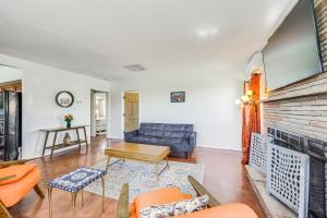 Twentynine Palms Harmonic House with Mtn Views!