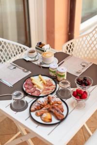 Double Room with Balcony and Partial Sea View room in Hotel Villa Domizia