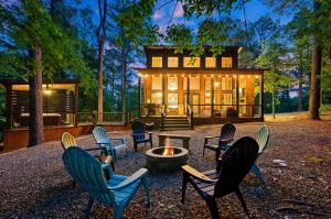 Luxury Cabin in the Woods with Hot Tub and Yard Games!