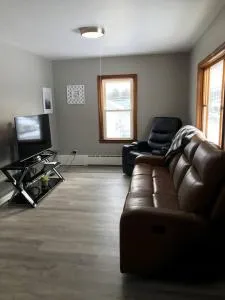 3BR 1BA North End Walk to the Hospital - 曾斯维尔