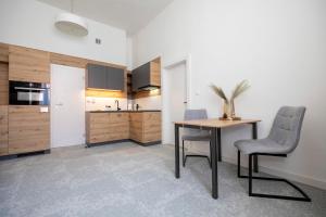 ALURE RESIDENCES 10 - 24h self check-in & private parking next to the apartment building included, CITY CENTER right on SNP Square in a quiet passage, new building, best deal in town