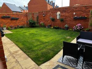 Brackley near Silverstone Grand Prix 3 double bed family home