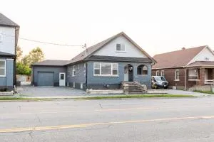 Beautiful renovated home 3 mins drive to Fall - Niagara Falls