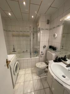 Zentrales Apartment für bis zu 5 Personen mit Balkon, Parkplatz, Waschmaschine & direkten Einkaufsmöglichkeiten