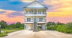 Getting Nauti at the Bay - بيكايون