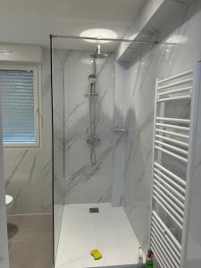 Villas Maison avec Piscine, Jacuzzi et grand Jardin a 1h de Paris : photos des chambres