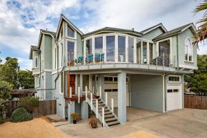 Steps to Beach and Amazing Ocean Views - Miramar Home