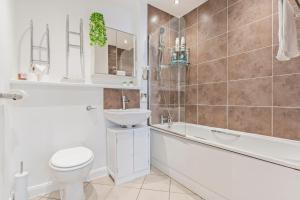 Golden Desert with FREE Parking - Netflix