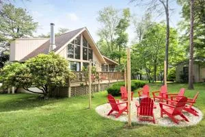 Chalet w Hot Tub Deck Fire Pit Wifi Resort Fun - مرتينسبورغ