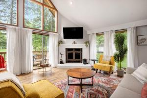 Chalet w Hot Tub Deck Fire Pit Wifi Resort Fun