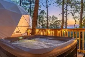 Luxe Dome w Hot Tub King Bed Full Bath & FirePit - Springfield