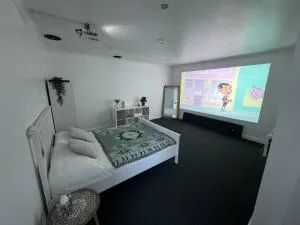 Spacious private cinema guest house - 布伦特伍德