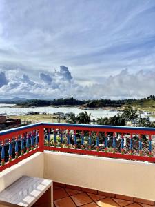 apartamento duplex con balcon y vista a la represa