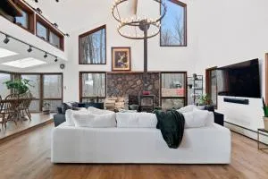 5 Star Gorgeous Cliffside Chalet with Panoramic Views - Round Top