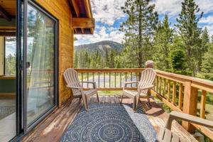 Close to Ski Slopes: Tahoe Ski Chalet w Fireplace