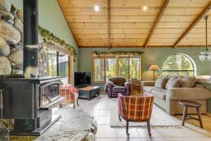 Close to Ski Slopes: Tahoe Ski Chalet w Fireplace