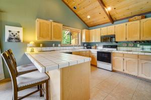 Close to Ski Slopes: Tahoe Ski Chalet w Fireplace