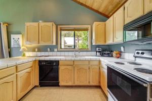 Close to Ski Slopes: Tahoe Ski Chalet w Fireplace