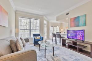 Modern Apt with Private Garage