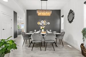 LUXURY LAKEVIEW HOME - 2500sqft of private space with 5 Beds, 4 Bath, 2 Living Rooms, Kitchen, AC, Jacuzzi, 10 Guests Max, Basement Not Included, 18-min to Airport, 20-min to Downtown, 80-min to Banff