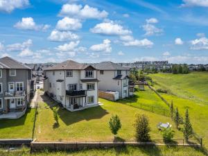 LUXURY LAKEVIEW HOME - 2500sqft of private space with 5 Beds, 4 Bath, 2 Living Rooms, Kitchen, AC, Jacuzzi, 10 Guests Max, Basement Not Included, 18-min to Airport, 20-min to Downtown, 80-min to Banff