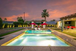 NEW Windsor Modern Retreat Pool Spa Volleyball