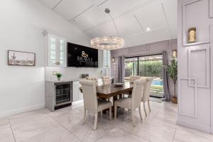 NEW Windsor Modern Retreat Pool Spa Volleyball