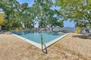 Pool and Beach Access Lovely Mary Esther Condo! - Mary Esther