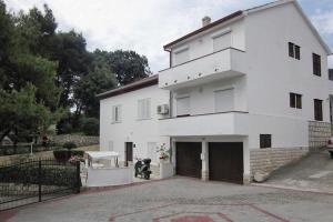 Family-friendly apartments with swimming pool Mundanije, Rab - 5072