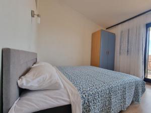 Two-Bedroom Apartment with Terrace and Sea View room in Apartments by the sea Starigrad Paklenica - 6621
