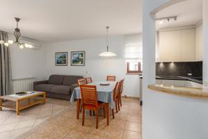 Apartments with WiFi Vrsar, Porec - 17473